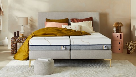 Matrassen liggen op grijze boxspring