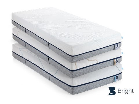 een stapel matrassen die op elkaar gestapeld zijn