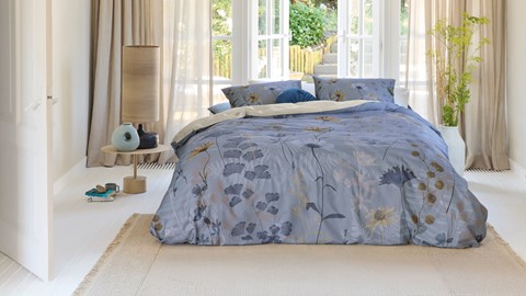 Blauw dekbedovertrek met bloemen van Beddinghouse