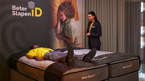 Man ligt op het slimme matras van de Beter Slapen iD