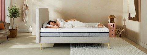 Een vrouw liggend op een bed