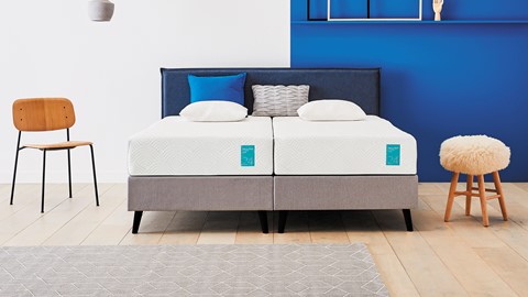een bed met twee matrassen