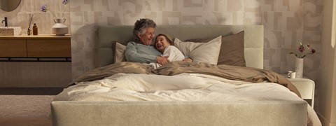 Een man en een vrouw die in bed liggen