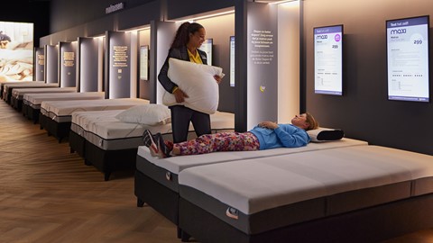 Vrouw is aan het proefliggen op matrassen bij Beter Bed
