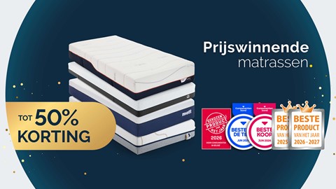 een stapel matrassen met etiketten