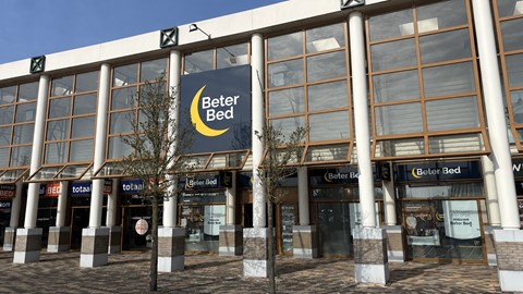 Een gebouw met ramen en borden