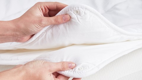 een persoon die een wit kussen vasthoudt