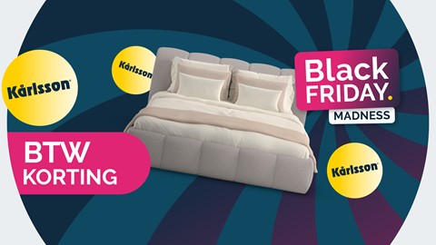 een bed met kussens en een blauwe achtergrond met gele cirkels