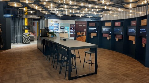 een kamer met een bar en krukken