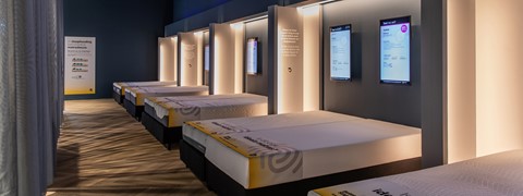 een kamer met meerdere matrassen