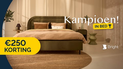 een bed met een groen hoofdeinde en een bruin tapijt