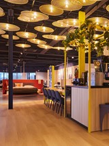 een kamer met een bed en een koffiezetapparaat