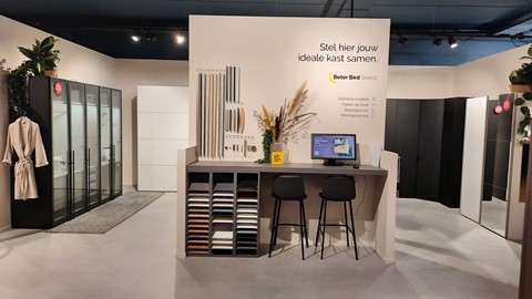 een bureau met krukken en een computer