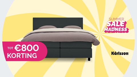 een bed met een roze-wit gestreepte hoes