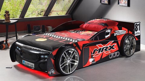 een bed gemaakt van een raceauto