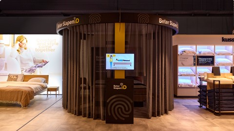 een kamer met een bed en een televisie