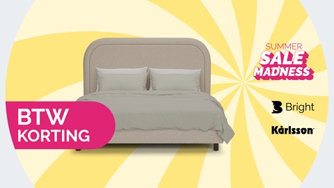Een bed met een roze bord