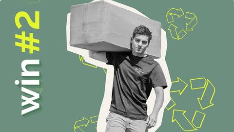 een man die een grote doos op zijn schouder draagt