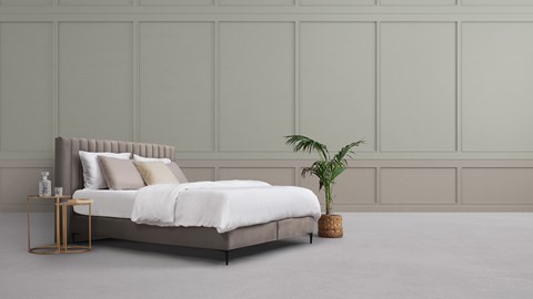 een bed met een plant in een kamer