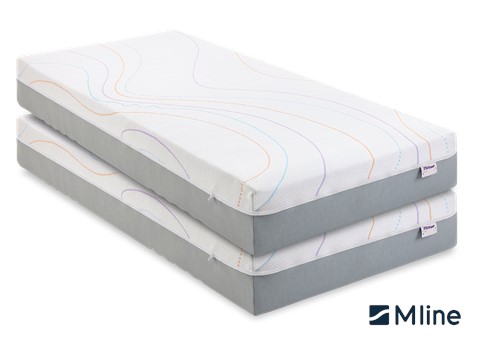 Een stapel matrassen met witte en oranje lijnen