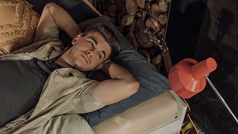 Wakker liggen door piekeren in bed