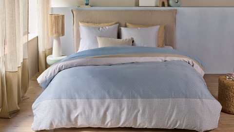 een bed met een hoofdeinde en lamp