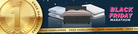 een bed met matrassen op de grond
