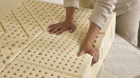 Iemands handen op een matras