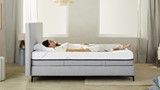 Een vrouw liggend op een bed
