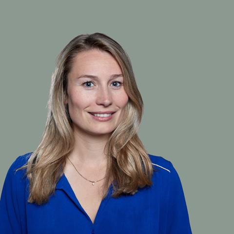 Een vrouw in een blauw overhemd