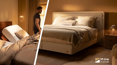 een man die naast een bed staat