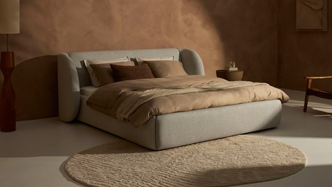 een bed met een rond tapijt en een rond tapijt