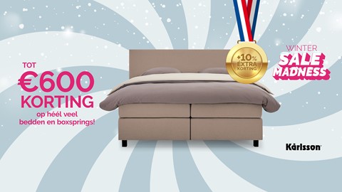 Een bed met een gouden medaille