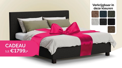 een bed met een roze strik