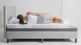 Een vrouw liggend op een matras
