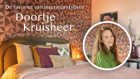 Een vrouw op een bed