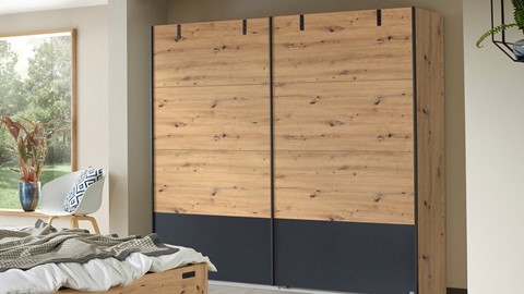 een kastdeur in een kamer