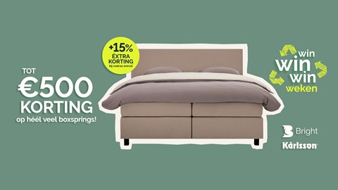 Een bed met een kussen