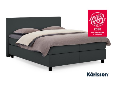 Een bed met een rood bord