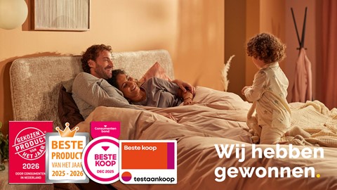 een man en vrouw liggen in bed met een kind
