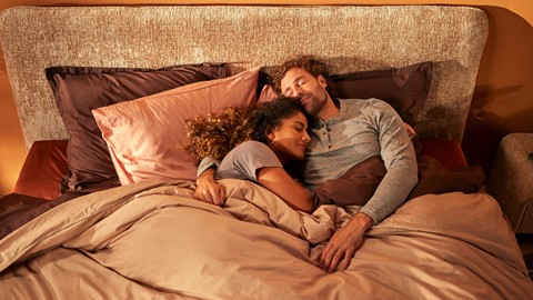 een man en vrouw die in een bed slapen