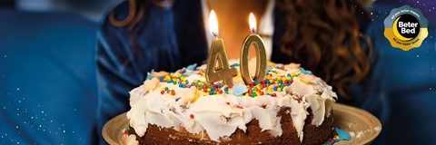 een taart met een cijferkaars erop