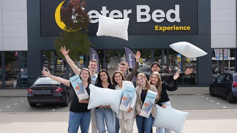 Piepjonge ondernemers van 21 en 22 sluiten samenwerking met slaapspecialist Beter Bed