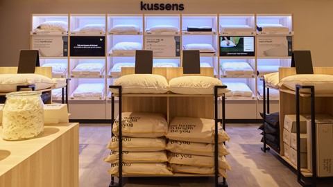 een uitstalling van kussens in een winkel