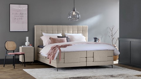 een bed met een bedframe