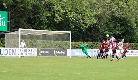 een groep mensen die voetbal spelen