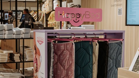 een bed matrassen tentoongesteld in een winkel