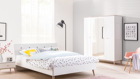 een bed in een kamer