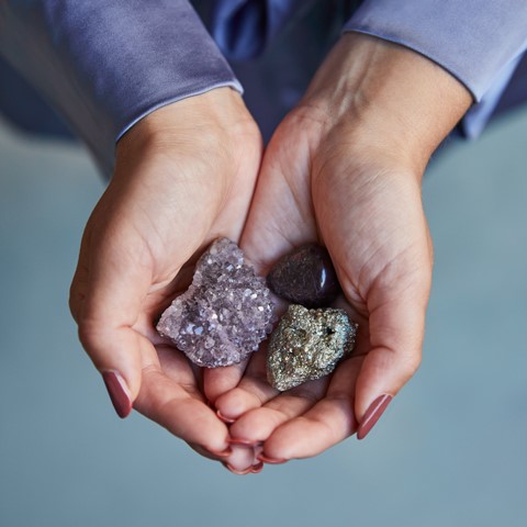 een persoon die een groep stenen vasthoudt