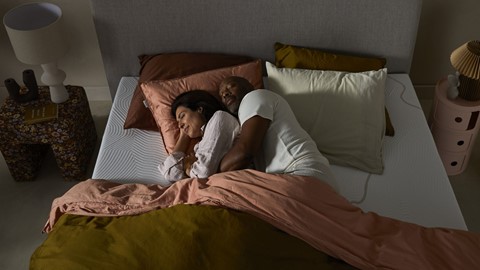 Man en vrouw liggen samen in bed